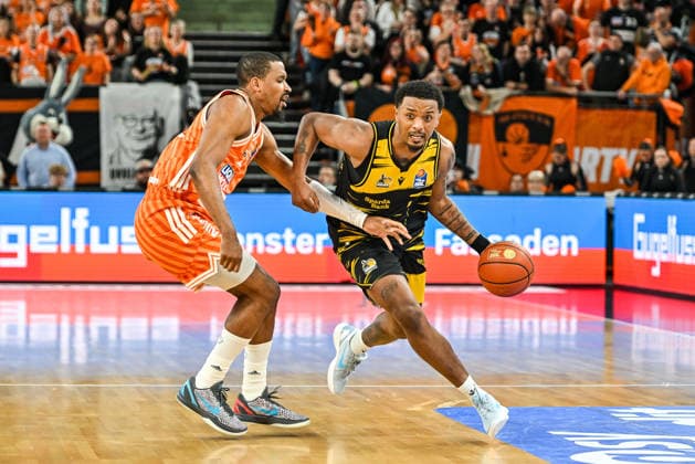 GER, BBL, ratiopharm Ulm vs MHP Riesen Ludwigsburg 06 03 2026, ratiopharm arena, Neu Ulm, GER, BBL, ratiopharm Ulm vs MHP Riesen Ludwigsburg, in the picture Justin Simon Ulm, 15 , Elijah Hughes Ludwigsburg, 7 nordphotoxGmbHx xHafner nph00200