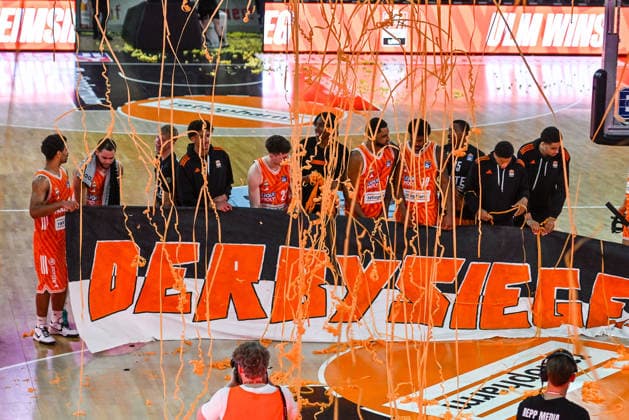 GER, BBL, ratiopharm Ulm vs MHP Riesen Ludwigsburg 06 03 2026, ratiopharm arena, Neu Ulm, GER, BBL, ratiopharm Ulm vs MHP Riesen Ludwigsburg, in the picture derby winner, Ulm players are happy with a banner after the end of the game nordphotoxGmbHx xHafner nph00200