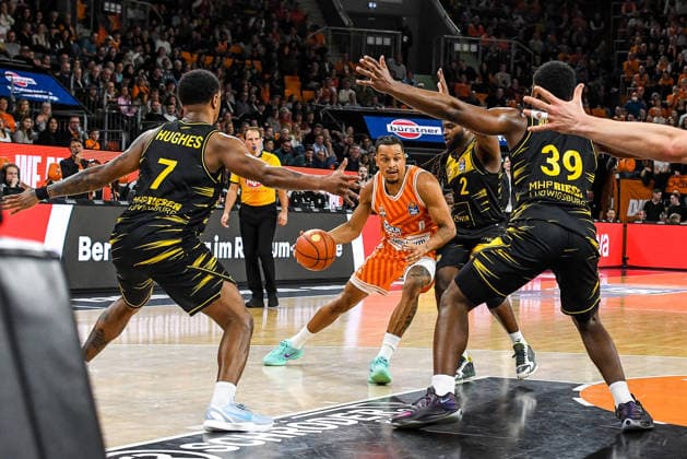 GER, BBL, ratiopharm Ulm vs MHP Riesen Ludwigsburg 06 03 2026, ratiopharm arena, Neu Ulm, GER, BBL, ratiopharm Ulm vs MHP Riesen Ludwigsburg, in the picture Nelson Weidemann Ulm, 0 surrounded by Elijah Hughes Ludwigsburg, 7 , Tray Buchanan Ludwigsburg, 2 , Maxwell Dongmo Temoka Ludwigsburg, 39 nordphotoxGmbHx xHafner nph00200