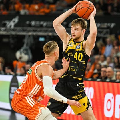 GER, BBL, ratiopharm Ulm vs MHP Riesen Ludwigsburg 06 03 2026, ratiopharm arena, Neu Ulm, GER, BBL, ratiopharm Ulm vs MHP Riesen Ludwigsburg, in the picture Thomas Klepeisz Ulm, 22 , Simon Feneberg Ludwigsburg, 40 nordphotoxGmbHx xHafner nph00200