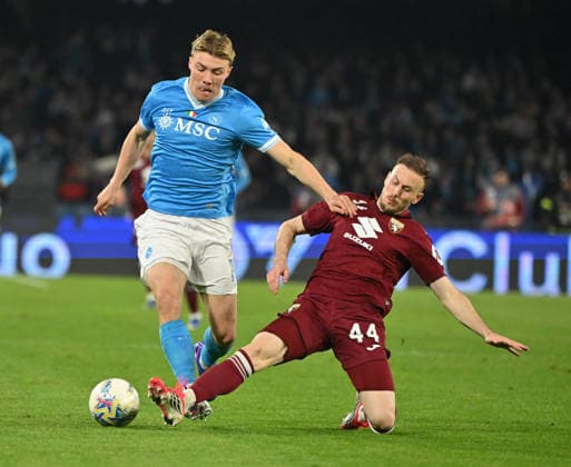 (260307) -- NAPLES, March 7, 2026 -- Napoli s Rasmus Hojlund (L) vies with Torino s Ardian Ismajili during a Serie A football match between Napoli and Torino in Naples, Italy, March 6, 2026. (Photo by Xinhua) (SP)ITALY-NAPLES-FOOTBALL-SERIE A-NAPOLI VS TORINO AlbertoxLingria 