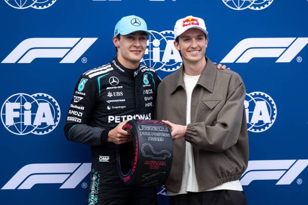 George Russell Mercedes AMG Petronas F1 Team, Great Britain, 63 receives the Pirelli Pole Position Award from Scott James Snowboarder, AUS, Formula 1 World Championship, Australian Grand Prix, Albert Park Circuit, Melbourne, Qualifying, 2026 season, 07 03 2026 AUS, Formula 1 World Championship, Australian Grand Prix, Albert Park Circuit, Melbourne, Qualifying, 2026 season, 07 03 2026 Melbourne Copyright: xEibner-Pressefoto Memmlerx EP_MMR