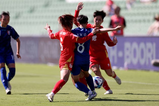 SOCCER ASIAN CUP TAIWAN VIETNAM, Vietnam™s Nguyen Thi Hoa and Vietnam™s Cu Thi Huynh Nhu converge on Chinese Taipei™s Li Yi-wen during the AFC Women™s Asian Cup Group C match between Taiwan and Vietnam at HBF Park in Perth, Saturday, March 7, 2026. ( NO ARCHIVING, EDITORIAL USE ONLY PERTH WESTERN AUSTRALIA AUSTRALIA  Copyright: xCOLINxMURTYx 20260307167292379409