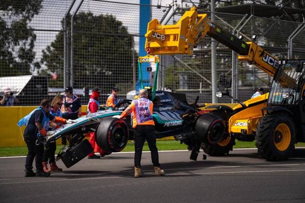March 7, 2026, Melbourne, Victoria, Australia: Marshalls crane away the wreckage of (12) KIMI ANTONELLI - (ITA) - Mercedes-AMG PETRONAS Formula One Team - Mercedes W17 after it crashed at turn 2 on Saturday at the Formula 1 Qatar Airways Australian Grand Prix 2026. Melbourne Australia - ZUMAf186 20260307_zsp_f186_051 Copyright: xJamesxForresterx