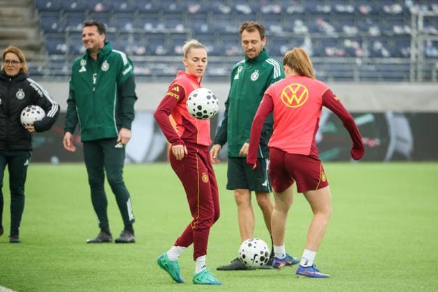 Stavanger, Norway 06 March 2026 Final training of the German womens national soccer team at the Lyse Stadium in Stavanger, Norway, before the World Cup qualifying match against the Norwegian womens national team In the picture from left Laura Freigang Germany , athletics coach Julius Balsmeier Germany and Sjoeke Nüsken Nuesken Germany at the final training in Stavanger, Norway Copyright: HMBxMedia MadeleinexFantini