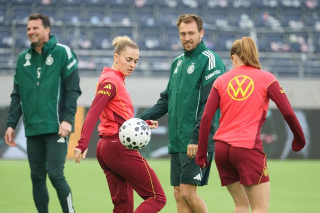 Stavanger, Norway 06 March 2026 Final training of the German womens national soccer team at the Lyse Stadium in Stavanger, Norway, before the World Cup qualifying match against the Norwegian womens national team In the picture from left Laura Freigang Germany , athletics coach Julius Balsmeier Germany and Sjoeke Nüsken Nuesken Germany at the final training in Stavanger, Norway Copyright: HMBxMedia MadeleinexFantini