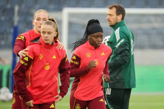 Stavanger, Norway 06 March 2026 Final training of the German womens national soccer team at the Lyse Stadium in Stavanger, Norway, before the World Cup qualifying match against the Norwegian womens national team In the picture from left to right Nicole Anyomi Germany at the final training in Stavanger, Norway Copyright: HMBxMedia MadeleinexFantini