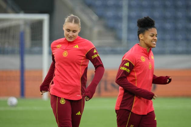 Stavanger, Norway 06 March 2026 Final training of the German womens national soccer team at the Lyse Stadium in Stavanger, Norway, before the World Cup qualifying match against the Norwegian womens national team In the picture from left Jella Veit Germany and Shekiera Martinez Germany at the final training in Stavanger, Norway Copyright: HMBxMedia MadeleinexFantini
