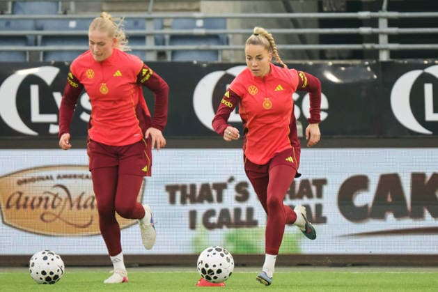Stavanger, Norway 06 March 2026 Final training of the German womens national soccer team at the Lyse Stadium in Stavanger, Norway, before the World Cup qualifying match against the Norwegian womens national team In the picture from left Camilla Küver Kuever Germany and Giulia Gwinn Germany at the final training in Stavanger, Norway Copyright: HMBxMedia MadeleinexFantini