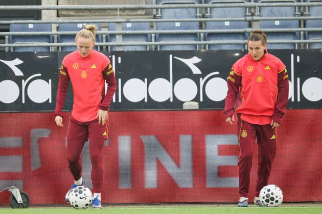 Stavanger, Norway 06 March 2026 Final training of the German womens national soccer team at the Lyse Stadium in Stavanger, Norway, before the World Cup qualifying match against the Norwegian womens national team In the picture from left Lea Schüller Schueller Germany and Carlotta Wamser Germany at the final training in Stavanger, Norway Copyright: HMBxMedia MadeleinexFantini
