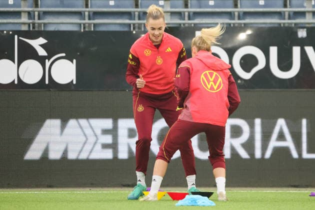 Stavanger, Norway 06 March 2026 Final training of the German womens national soccer team at the Lyse Stadium in Stavanger, Norway, before the World Cup qualifying match against the Norwegian womens national team In the picture from left Laura Freigang Germany at the final training in Stavanger, Norway Copyright: HMBxMedia MadeleinexFantini