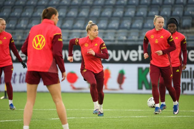 Stavanger, Norway 06 March 2026 Final training of the German womens national soccer team at the Lyse Stadium in Stavanger, Norway, before the World Cup qualifying match against the Norwegian womens national team In the picture from left Giulia Gwinn Germany and Lea Schüller Schueller Germany at the final training in Stavanger, Norway Copyright: HMBxMedia MadeleinexFantini
