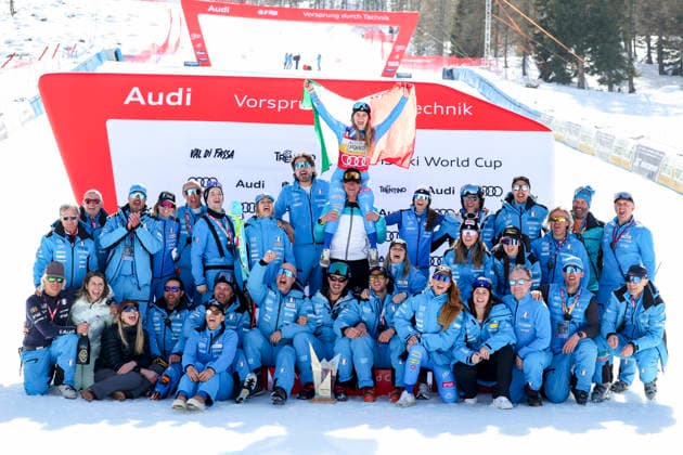 ALPINE SKIING - FIS WC Val di Fassa VAL DI FASSA,ITALY,07.MAR.26 - ALPINE SKIING - FIS World Cup, downhill, ladies. Image shows the rejoicing of Laura Pirovano (ITA) with team ITA.  GEPAxpictures xHaraldxSteiner