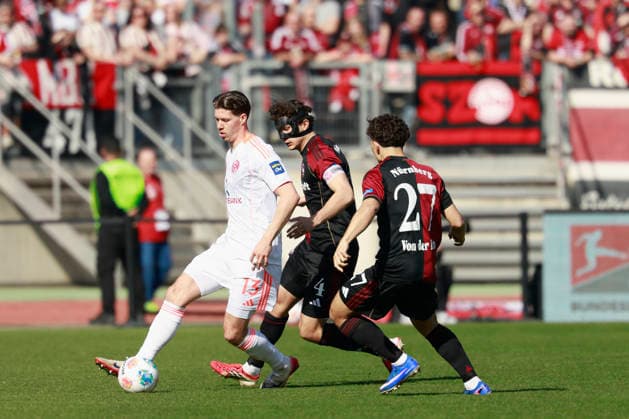 f l n r Cedric Itten Fortuna Düsseldorf , Fabio Gruber 1 FC Nürnberg and Justin von der Hitz 1 FC Nürnberg Soccer 2 Bundesliga, 1 FC Nürnberg - Fortuna Düsseldorf at the Max Morlock Stadion, Nuremberg, Germany, am 7 März 2026 in action during the 2 Bundesliga match between 1 FC Nürnberg and Fortuna Düsseldorf at the Max Morlock Stadion, Nuremberg, Germany, on March 7, 2026 DFL REGULATIONS PROHIBIT ANY USE OF PHOTOGRAPHS AS IMAGE SEQUENCES AND OR QUASI VIDEO Copyright: HMBxMedia xHeikoxBecker