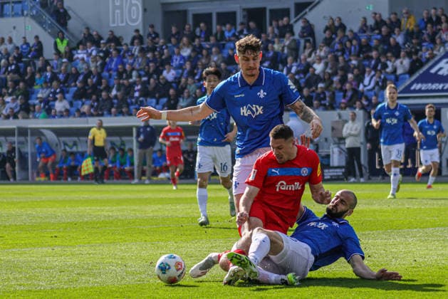 07 03 2026, xhettx, Fußball 2 Bundesliga, SV Darmstadt 98 Holstein Kiel v l Grätsche von Aleksandar Vukotic SV Darmstadt 98, 20 gegen Marcus Müller KSV Holstein Kiel, 25 DFL DFB REGULATIONS PROHIBIT ANY USE OF PHOTOGRAPHS as IMAGE SEQUENCES and or QUASI VIDEO