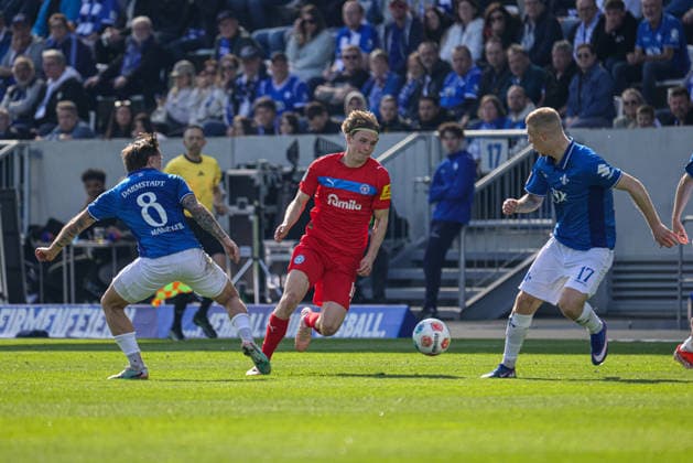 07 03 2026, xhettx, Soccer 2 Bundesliga, SV Darmstadt 98 Holstein Kiel v l Jonas Torrissen Therkelsen KSV Holstein Kiel, 10 on the ball against Luca Marseiler SV Darmstadt 98, 8 and Kai Klefisch SV Darmstadt 98, 17 DFL DFB REGULATIONS PROHIBIT ANY USE OF PHOTOGRAPHS as IMAGE SEQUENCES and or QUASI VIDEO