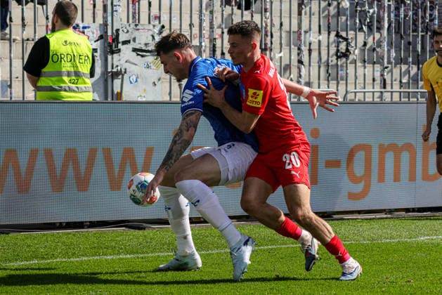 07 03 2026, xhettx, Soccer 2 Bundesliga, SV Darmstadt 98 Holstein Kiel v l Matej Maglica SV Darmstadt 98, 5 shields the ball from Adrian Kapralik KSV Holstein Kiel, 20 DFL DFB REGULATIONS PROHIBIT ANY USE OF PHOTOGRAPHS as IMAGE SEQUENCES and or QUASI VIDEO