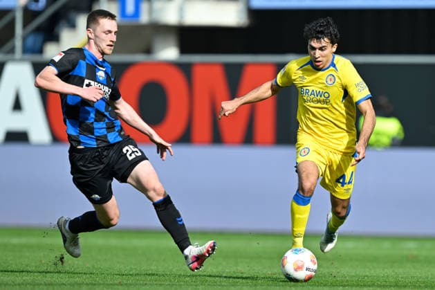 Paderborn, Home Deluxe Arena, 07 03 26, GER, Herren, 2 Bundesliga, Saison 2025 2026, SC Paderborn 07 Eintracht Braunschweig Bild v li im Zweikampf Tjark SCHELLER Paderborn und Johan GOMEZ Braunschweig DFL regulations prohibit any use of photographs as image sequences and or quasi video NRW Deutschland