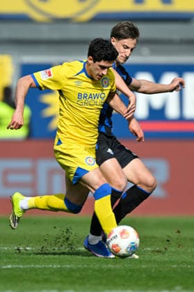 Paderborn, Home Deluxe Arena, 07 03 26, GER, Herren, 2 Bundesliga, Saison 2025 2026, SC Paderborn 07 Eintracht Braunschweig Bild v li im Zweikampf Grant Leon RANOS Braunschweig und Jonah STICKER Paderborn DFL regulations prohibit any use of photographs as image sequences and or quasi video NRW Deutschland