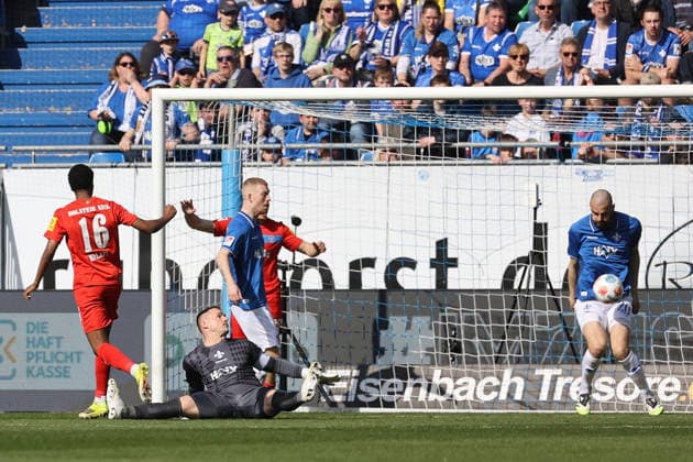 07 03 2026, xtvx, Fussball 2 Bundesliga, SV Darmstadt 98 Holstein Kiel v l Torschuss, has a shot on goal Andu Kelati Holstein Kiel goalkeeper Marcel Schuhen SV Darmstadt 98 Aleksandar Vukotic SV Darmstadt 98 DFL DFB REGULATIONS PROHIBIT ANY USE OF PHOTOGRAPHS as IMAGE SEQUENCES and or QUASI VIDEO Darmstadt