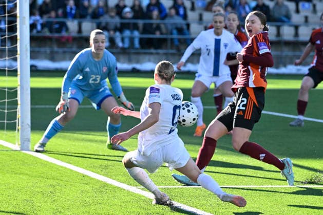 LKS 20260307 Katariina Kosola of Finland (front) and goalkeeper Elza Strazdina (L) and Evelina Arseno of Latvia during World Cup UEFA Women s European Qualifiers League phase football match Finland vs Latvia in Helsinki, Finland on March 7, 2026. - HEIKKI SAUKKOMAA Helsinki Finland Tq0SNUspMy0  Copyright: xHeikkixSaukkomaax Tq0SNUspMy0