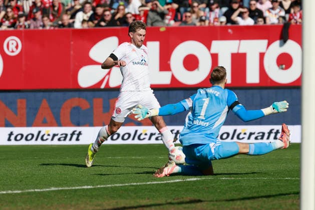 f l n r Christopher Lenz Fortuna Düsseldorf with the assist for the goal to 0 1 , goalkeeper Jan Reichert 1 FC Nuernberg, 1 Soccer 2 Bundesliga, 1 FC Nürnberg - Fortuna Düsseldorf at the Max Morlock Stadion, Nuremberg, Germany, on March 7, 2026 in action during the 2 Bundesliga match between 1 FC Nürnberg and Fortuna Düsseldorf at the Max Morlock Stadion, Nuremberg, Germany, on March 7, 2026 DFL REGULATIONS PROHIBIT ANY USE OF PHOTOGRAPHS AS IMAGE SEQUENCES AND OR QUASI VIDEO Copyright: HMBxMedia xHeikoxBecker