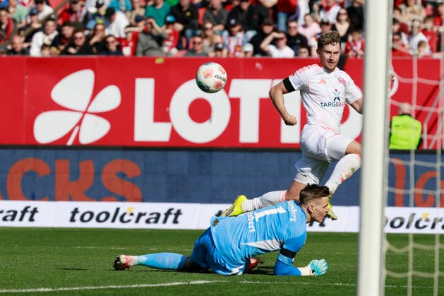 f l n r Christopher Lenz Fortuna Düsseldorf with the assist for the goal to 0 1 , goalkeeper Jan Reichert 1 FC Nuernberg, 1 Soccer 2 Bundesliga, 1 FC Nürnberg - Fortuna Düsseldorf at the Max Morlock Stadion, Nuremberg, Germany, on March 7, 2026 in action during the 2 Bundesliga match between 1 FC Nürnberg and Fortuna Düsseldorf at the Max Morlock Stadion, Nuremberg, Germany, on March 7, 2026 DFL REGULATIONS PROHIBIT ANY USE OF PHOTOGRAPHS AS IMAGE SEQUENCES AND OR QUASI VIDEO Copyright: HMBxMedia xHeikoxBecker