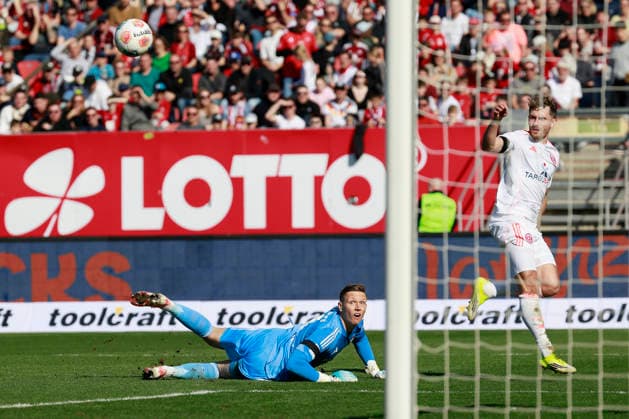 f l n r Christopher Lenz Fortuna Düsseldorf with the assist for the goal to 0 1 , goalkeeper Jan Reichert 1 FC Nuernberg, 1 Soccer 2 Bundesliga, 1 FC Nürnberg - Fortuna Düsseldorf at the Max Morlock Stadion, Nuremberg, Germany, on March 7, 2026 in action during the 2 Bundesliga match between 1 FC Nürnberg and Fortuna Düsseldorf at the Max Morlock Stadion, Nuremberg, Germany, on March 7, 2026 DFL REGULATIONS PROHIBIT ANY USE OF PHOTOGRAPHS AS IMAGE SEQUENCES AND OR QUASI VIDEO Copyright: HMBxMedia xHeikoxBecker