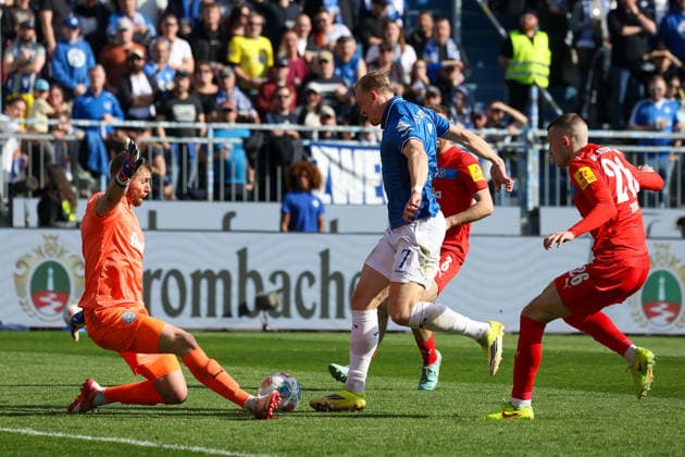 2026 03 07 xjfx 2 Bundesliga SV Darmstadt 98 Holstein Kiel v l , Goalkeeper Timon Weiner Holstein Kiel , Isac Alexi Sivert Lidberg SV Darmstadt 98 on the way to 1 0, Magnus Knudsen Holstein Kiel DFL DFB REGULATIONS PROHIBIT ANY USE OF PHOTOGRAPHS as IMAGE SEQUENCES and or QUASI VIDEO Copyright: JoaquimxFerreira