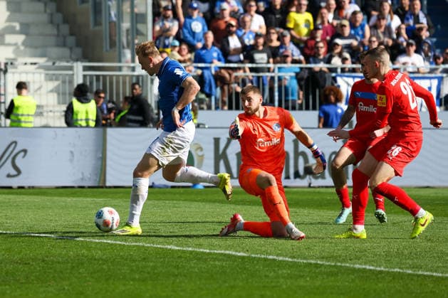 2026 03 07 xjfx 2 Bundesliga SV Darmstadt 98 Holstein Kiel v l , Isac Alexi Sivert Lidberg SV Darmstadt 98 on the way to 1 0, goalkeeper Timon Weiner Holstein Kiel , Magnus Knudsen Holstein Kiel DFL DFB REGULATIONS PROHIBIT ANY USE OF PHOTOGRAPHS as IMAGE SEQUENCES and or QUASI VIDEO Copyright: JoaquimxFerreira