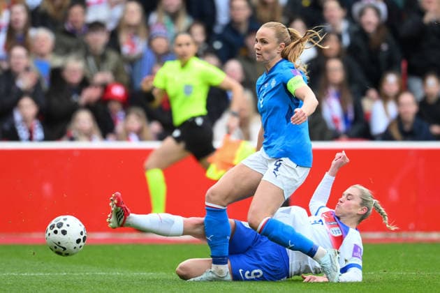 England v Iceland - 2027 FIFA Women s World Cup Qualifier Alessia Russo of England is under pressure from Glodis Viggosdottir of Iceland during the FIFA Women s World Cup Group 3 Qualifying match between England Women and Iceland at the City Ground in Nottingham, England, on March 7, 2026. Nottingham Nottinghamshire United Kingdom  Copyright: xMIxNewsx originalFilename:fletcher-englandw260307_np2qW.jpg