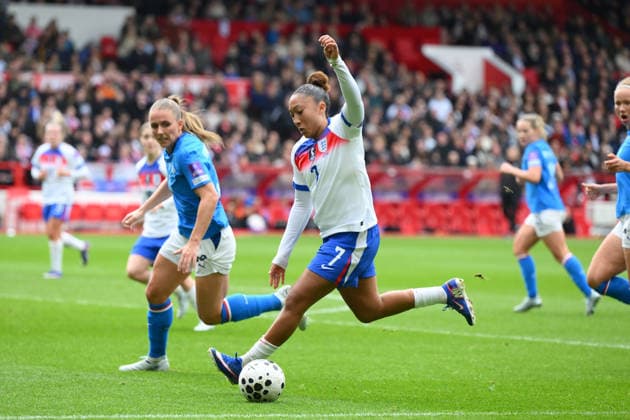 England v Iceland - 2027 FIFA Women s World Cup Qualifier Lauren James of England is under pressure from Gudny Arnadottir of Iceland during the FIFA Women s World Cup Group 3 Qualifying match between England Women and Iceland at the City Ground in Nottingham, England, on March 7, 2026. Nottingham Nottinghamshire United Kingdom  Copyright: xMIxNewsx originalFilename:fletcher-englandw260307_npmpX.jpg