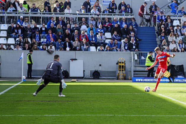 07 03 2026, xhettx, Fussball 2 Bundesliga, SV Darmstadt 98 Holstein Kiel v l the great chance for 2 1 by Alexander Olof Bernhardsson KSV Holstein Kiel, 11 , however, he fits in the middle DFL DFB REGULATIONS PROHIBIT ANY USE OF PHOTOGRAPHS as IMAGE SEQUENCES and or QUASI VIDEO