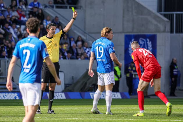 07 03 2026, xhettx, Soccer 2 Bundesliga, SV Darmstadt 98 Holstein Kiel v l Deniz Aytekin DFB shows Fynn Luca Lakenmacher SV Darmstadt 98, 19 Yellow DFL DFB REGULATIONS PROHIBIT ANY USE OF PHOTOGRAPHS as IMAGE SEQUENCES and or QUASI VIDEO