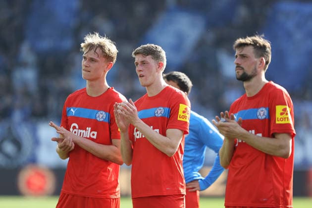 07 03 2026, xtvx, Fussball 2 Bundesliga, SV Darmstadt 98 Holstein Kiel v l Kasper Davidsen Holstein Kiel Alexander Bernhardsson Holstein Kiel Jonas Meffert Holstein Kiel nach dem Spiel, after the match thanking the fans, applauds the fans DFL DFB REGULATIONS PROHIBIT ANY USE OF PHOTOGRAPHS as IMAGE SEQUENCES and or QUASI VIDEO Darmstadt