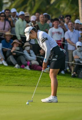 (260307) -- LINGSHUI, March 7, 2026 -- Lee Mi Hyang of South Korea plays a shot during the third round of the Blue Bay LPGA, Golf Damen golf tournament in Lingshui, south China s Hainan Province, March 7, 2026. ) (SP)CHINA-HAINAN-LINGSHUI-GOLF-BLUE BAY LPGA (CN) YangxGuanyu 
