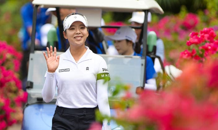 (260307) -- LINGSHUI, March 7, 2026 -- Lee Mi Hyang of South Korea waves to the crowd during the third round of the Blue Bay LPGA, Golf Damen golf tournament in Lingshui, south China s Hainan Province, March 7, 2026. ) (SP)CHINA-HAINAN-LINGSHUI-GOLF-BLUE BAY LPGA (CN) YangxGuanyu 
