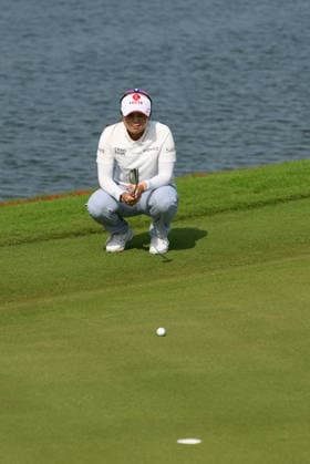 (260307) -- LINGSHUI, March 7, 2026 -- Choi Hye Jin of South Korea looks at her shot during the third round of the Blue Bay LPGA, Golf Damen golf tournament in Lingshui, south China s Hainan Province, March 7, 2026. ) (SP)CHINA-HAINAN-LINGSHUI-GOLF-BLUE BAY LPGA (CN) YangxGuanyu 