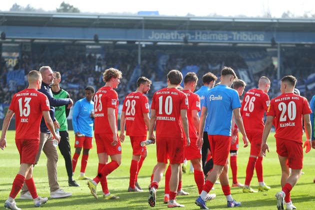 07 03 2026, xtvx, Fussball 2 Bundesliga, SV Darmstadt 98 Holstein Kiel v l Mannschaft Holstein Kiel nach dem Spiel, after the match enttaeuscht, enttaeuscht schauend, dissapointed DFL DFB REGULATIONS PROHIBIT ANY USE OF PHOTOGRAPHS as IMAGE SEQUENCES and or QUASI VIDEO Darmstadt