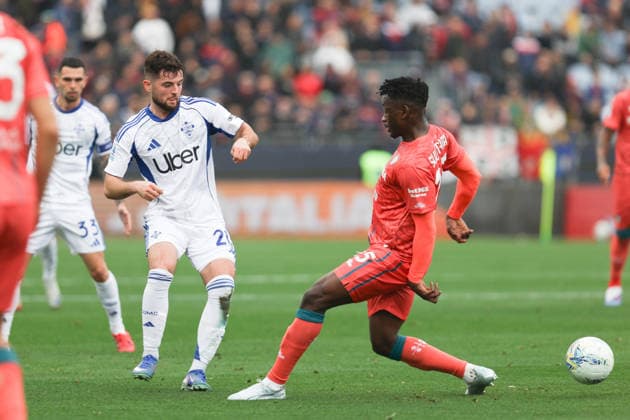 March 7, 2026, Cagliari: Cagliari™s Ibrahim Sulemana (R) and Como™s Martin Baturina (R) in action during the Italian Serie A soccer match Cagliari calcio vs Como 1907 at the Unipol Domus in Cagliari, Italy, 7 March 2026.ANSA FABIO MURRU Serie A: Cagliari-Como  - ZUMAa110 20260307_zaf_a110_022 Copyright: xFabioxMurrux