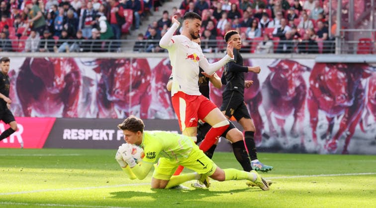 RB Leipzig Augsburg Bundesliga Leipzig, 07 03 2026, Red Bull Arena, Soccer, 1 Bundesliga, 25 Matchday , RB Leipzig vs FC Augsburg , In the picture from the front Goalkeeper Finn Dahmen 1,Augsburg , Romulo Jose Cardoso da Cruz 40, RBL , For editorial use only Only editorial use , DFL DFB regulations prohibit any use of photographs as image sequences and or quasi video ,
