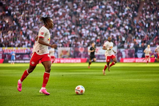 07 03 2026, Football, Men, Bundesliga, 2025 2026, RB Leipzig FC Augsburg Yan Diomande 49, RB Leipzig , cropped image, action, with ball, fans in the background Leipzig Red Bull Arena Saxony Germany