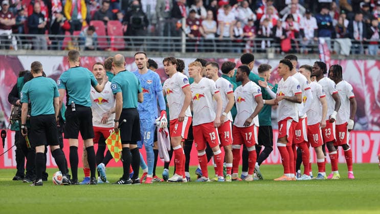 Welcoming the teams before the start of the match Sport Football Soccer DFL Bundesliga Men 25 Matchday Season 2025 2026 07 03 2026 RasenBallsport RB Leipzig RBL vs FC Augsburg FCA in the RedBull Arena DFL regulations prohibit any use of photographs as image sequences and or quasi video