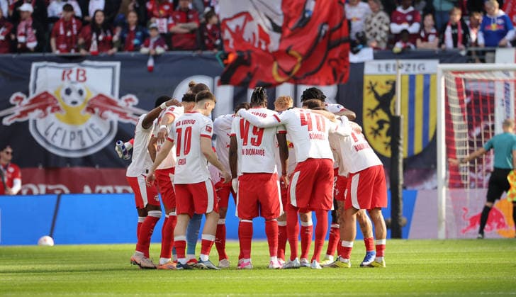 Leipzig team circle swearing in before the start of the match, ritual Sport Football Soccer DFL Bundesliga Men 25 Matchday Season 2025 2026 07 03 2026 RasenBallsport RB Leipzig RBL vs FC Augsburg FCA in the RedBull Arena DFL regulations prohibit any use of photographs as image sequences and or quasi video