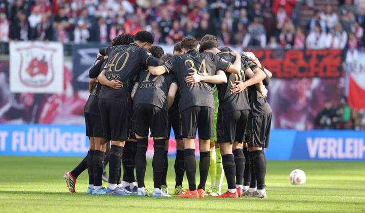 Augsburg team circle swearing in before the start of the match, ritual Sport Football Soccer DFL Bundesliga Men 25 Matchday Season 2025 2026 07 03 2026 RasenBallsport RB Leipzig RBL vs FC Augsburg FCA in the RedBull Arena DFL regulations prohibit any use of photographs as image sequences and or quasi video