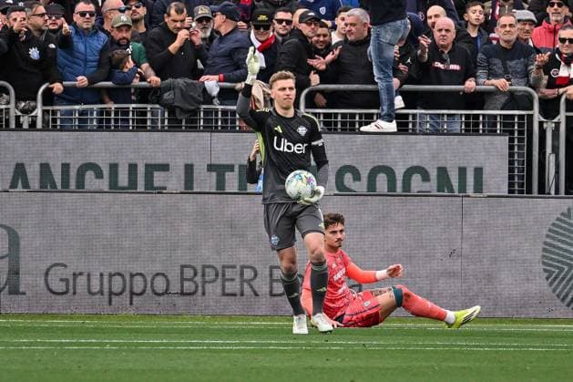 Jean Butez of Como 1907 during Cagliari Calcio vs Como 1907, Italian soccer Serie A match in Cagliari, Italy, March 07 2026  Copyright: xLuigixCanu IPAxSportx xipa-agency.netx xx IPA_72509574 IPA_Agency_IPA72509574