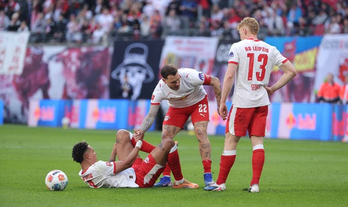 Antonio Nusa, David Raum hilft, Nicolas Seiwald Sport Fußball Fußball DFL Bundesliga Herren 25 Spieltag Saison 2025 2026 07 03 2026 RasenBallsport RB Leipzig RBL vs FC Augsburg FCA in der RedBull Arena DFL regulations prohibit any use of photographs as image sequences and or quasi video
