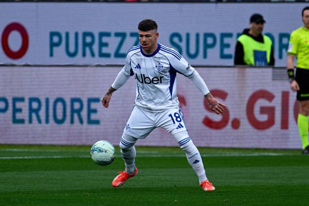 Como s Alberto Moreno in action during the Serie A soccer match between Cagliari Calcio and Como at the Unipol Domus in Cagliari, Sardinia - Saturday 7th March 2026. - Soccer  Copyright: x Â®xGianlucaxZuddas LaPressex