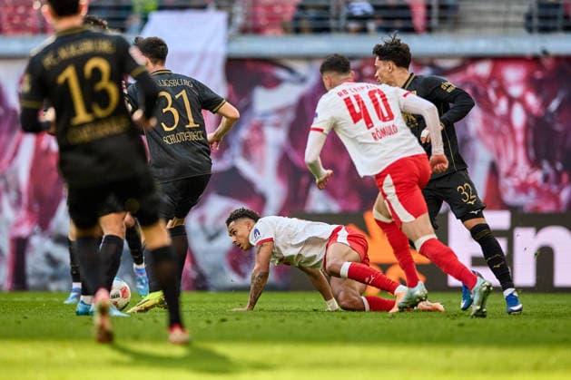 07 03 2026, Football, Men, Bundesliga, 2025 2026, RB Leipzig FC Augsburg Antonio Nusa 7, RB Leipzig , on the ground, in the penalty area, slipped away, looks at the ball Leipzig Red Bull Arena Saxony Germany