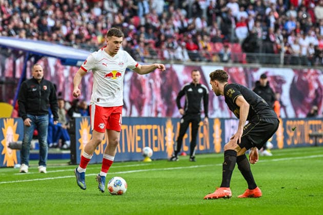 Soccer I Men I Season 2025 2026 I Bundesliga I Matchday 25 I RB Leipzig FC Augsburg I 07 03 2026 Brajan Gruda 10, RB Leipzig vs Arthur Chaves 34, FC Augsburg Leipzig Red Bull Arena Saxony Germany Copyright: xLobeca InesxHähnelx